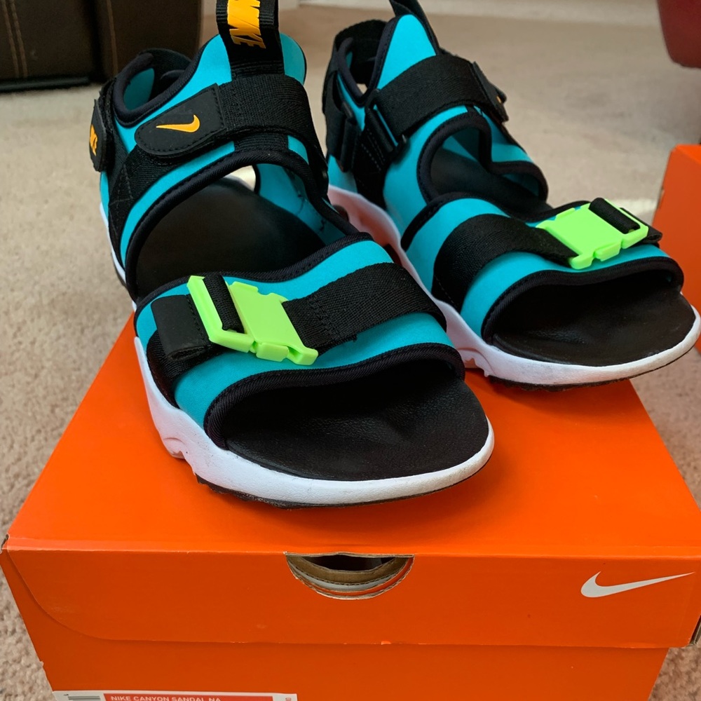 VGUC-Men’s Nike Canyon sandal size 10